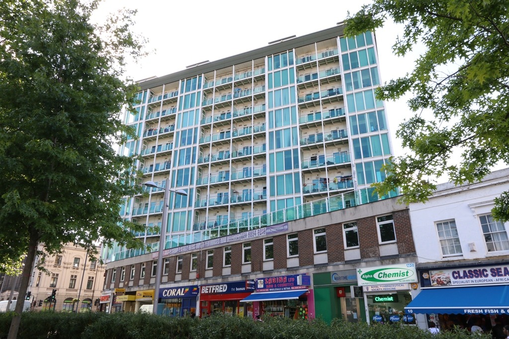 The flat is perfect property for any commuter as it is just a stones throw away from Woolwich Arsenal DLR and mainline railway station.