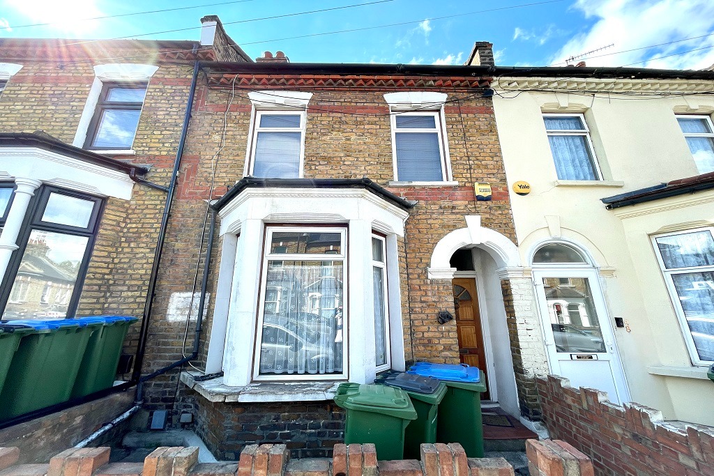 This property is ideally situated for Plumstead High Street and local amenities.