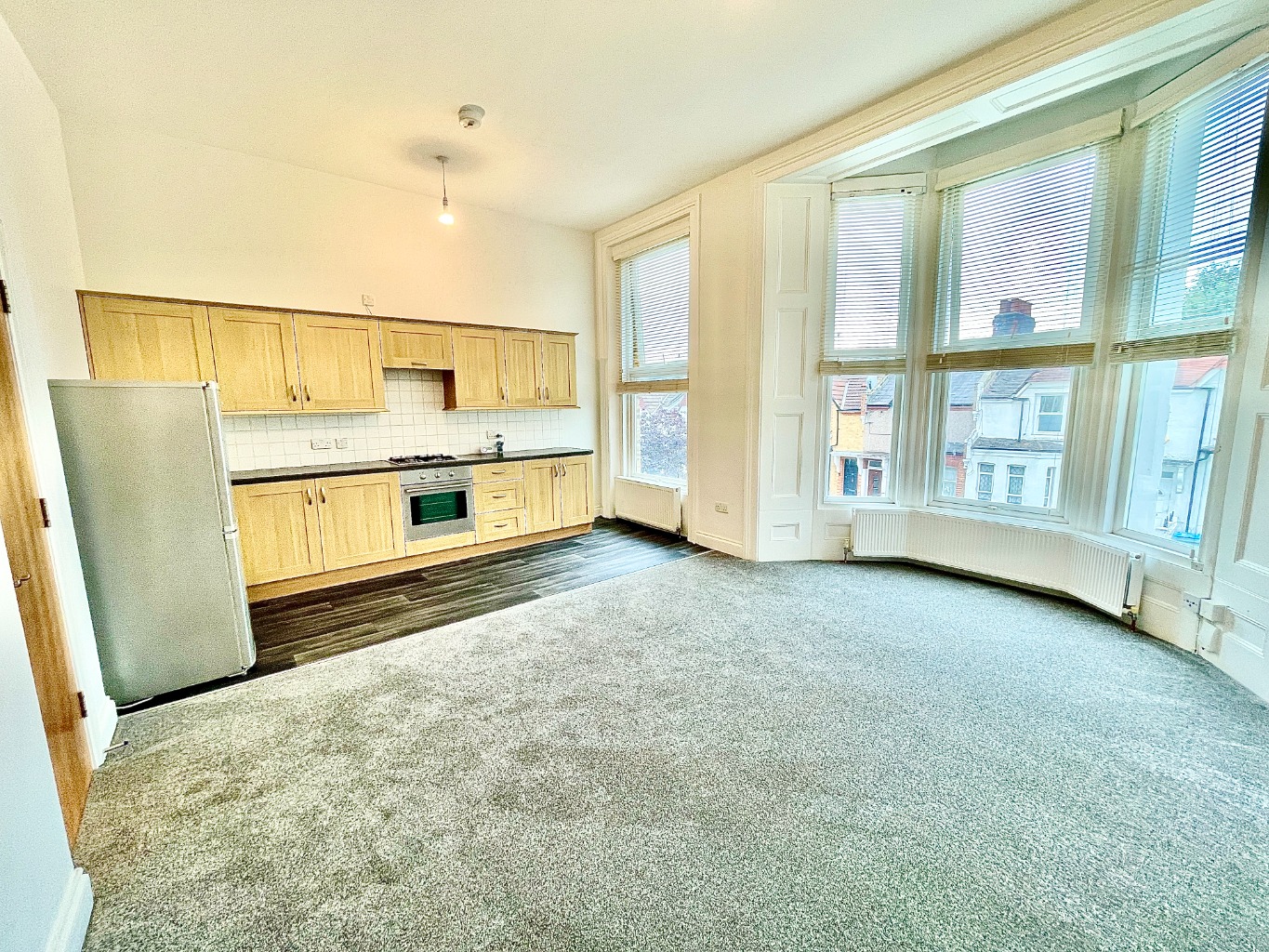 We hold keys for this stunning first floor Victorian unfurnished flat for rent. Call us now to arrange your viewing.