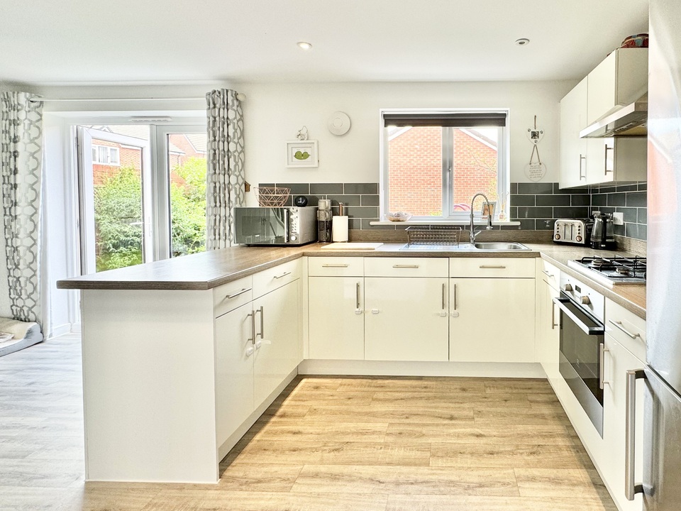 3 bed detached house for sale in Monkton Heathfield, Taunton  - Property Image 9