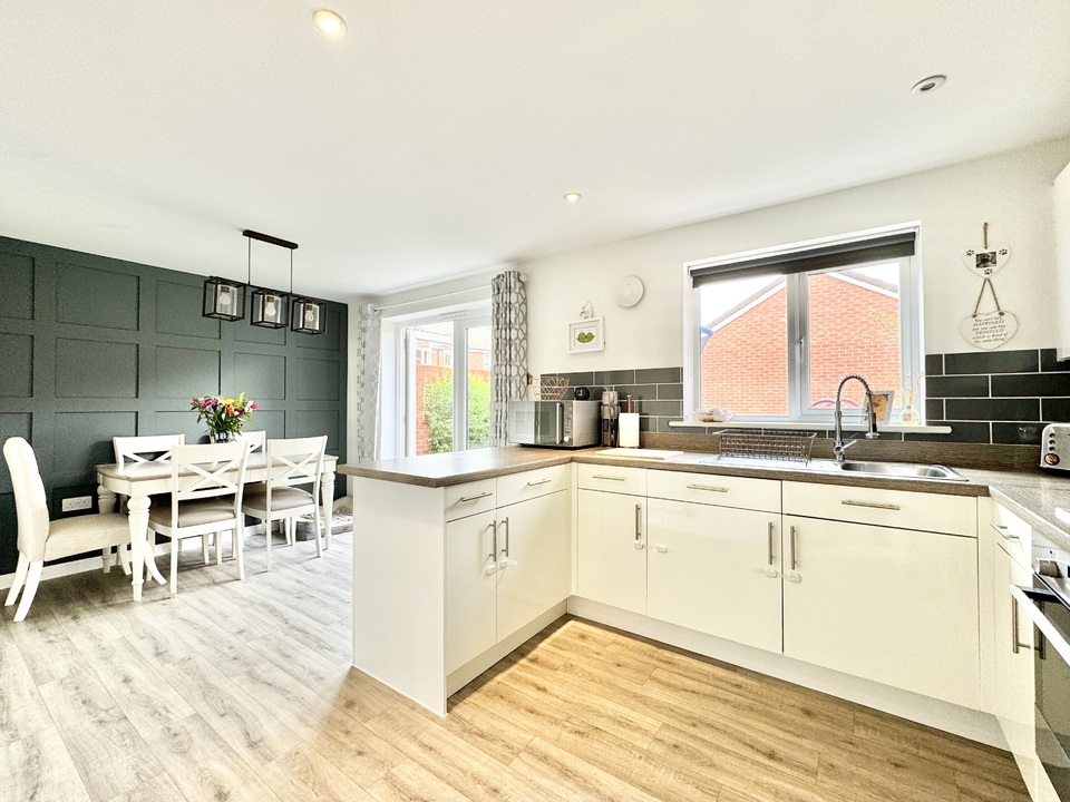 3 bed detached house for sale in Monkton Heathfield, Taunton  - Property Image 7