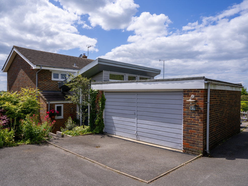 4 bed detached house for sale in Hulton Close, Leatherhead  - Property Image 7