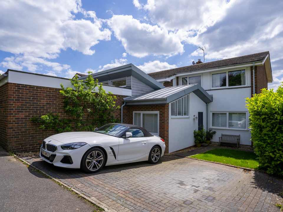 4 bed detached house for sale in Hulton Close, Leatherhead  - Property Image 5