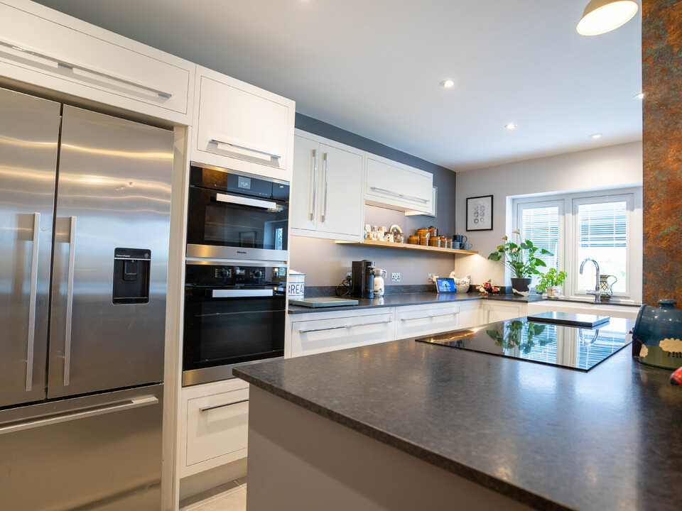 4 bed detached house for sale in Hulton Close, Leatherhead  - Property Image 16