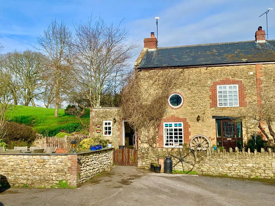 2 bed cottage for sale in Barwick Park, Yeovil  - Property Image 1