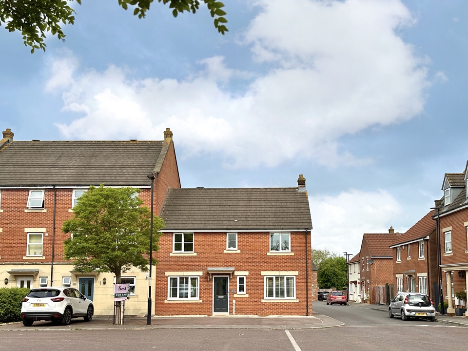 4 bed end of terrace house for sale in Trent Square, Gillingham  - Property Image 1