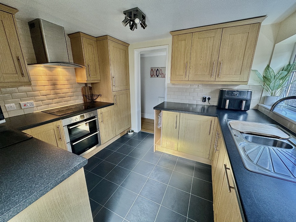 3 bed bungalow for sale in Victoria Road, Devizes  - Property Image 8