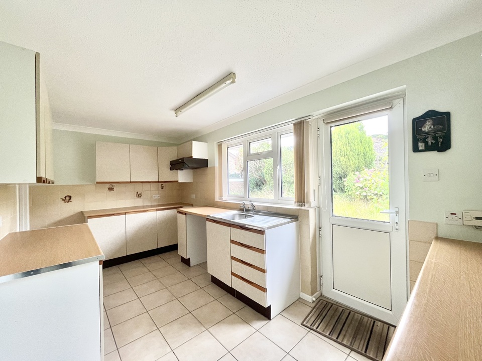 3 bed bungalow for sale in Lime Tree Avenue, Yeovil  - Property Image 3