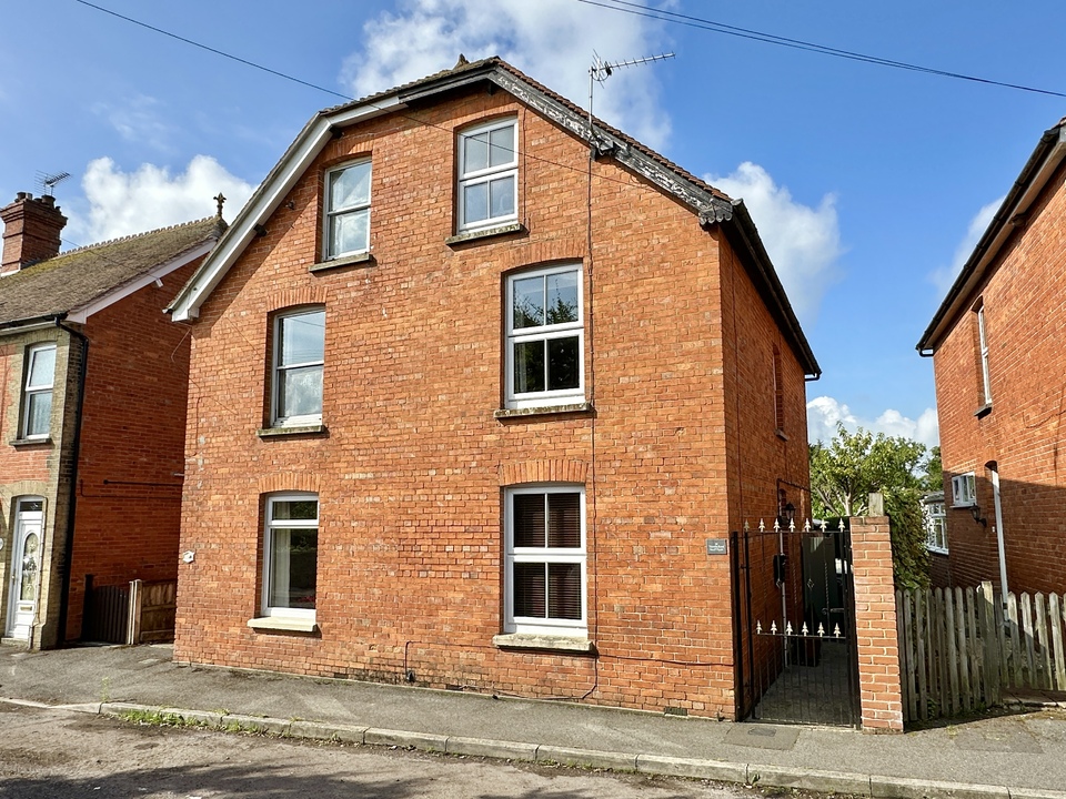 4 bed semi-detached house for sale in Victoria Road, Gillingham  - Property Image 1