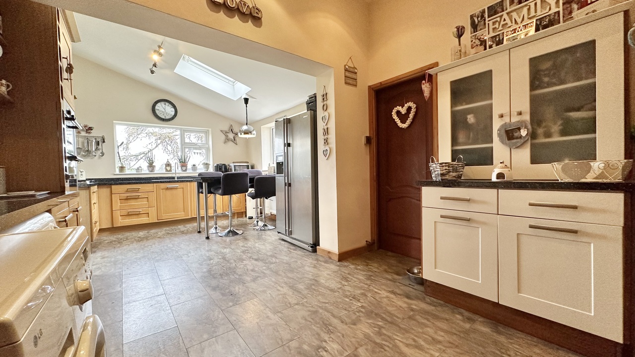 5 bed detached bungalow for sale in The Wedge, Wellington  - Property Image 34