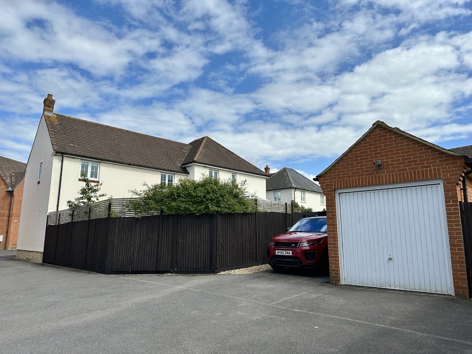 3 bed semi-detached house for sale in Bayfields, Gillingham  - Property Image 20