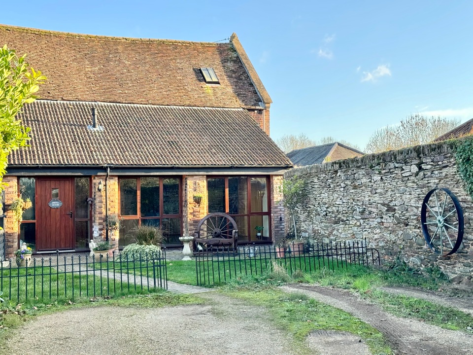 3 bed barn conversion for sale in Hyde Corner, Taunton  - Property Image 2