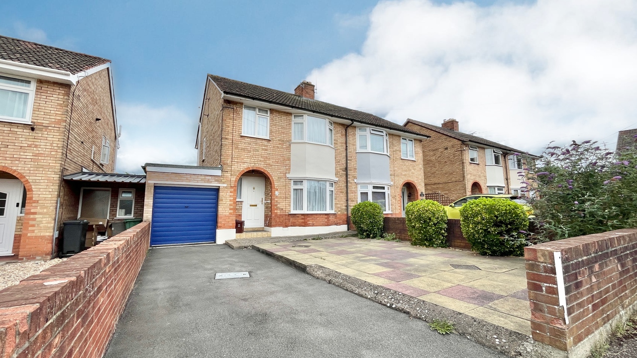 3 bed house for sale in Peter Street, Taunton  - Property Image 1