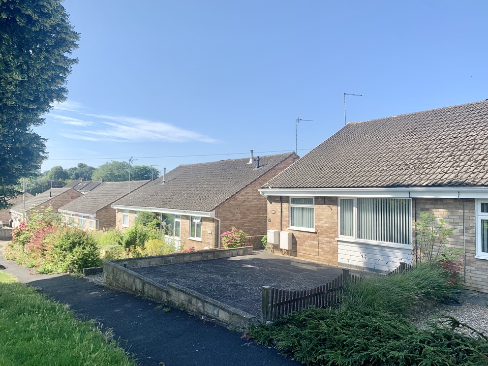 2 bed bungalow for sale in Heath Drive, Frome  - Property Image 2