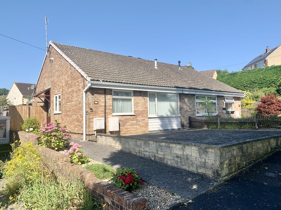 2 bed bungalow for sale in Heath Drive, Frome  - Property Image 1