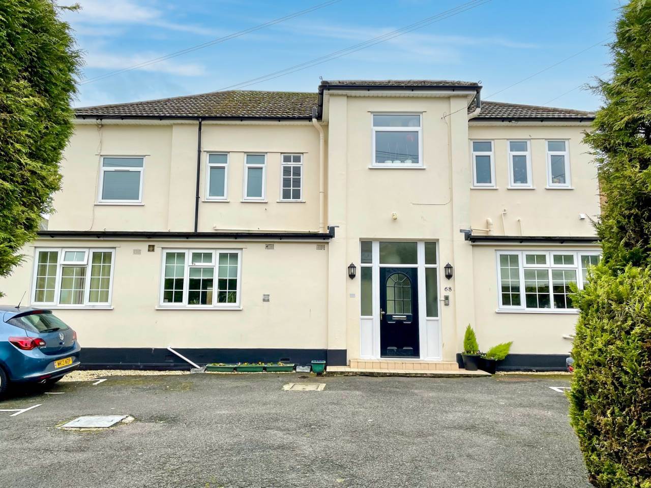 AVAILABLE SOON!! NO CHAIN*ONE BEDROOM GROUND FLOOR APARTMENT WITH PRIVATE ENTRANCE* 142 YEAR LEASE* MODERN KITCHEN* ALLOCATED PARKING* IDEAL BUY TO LET