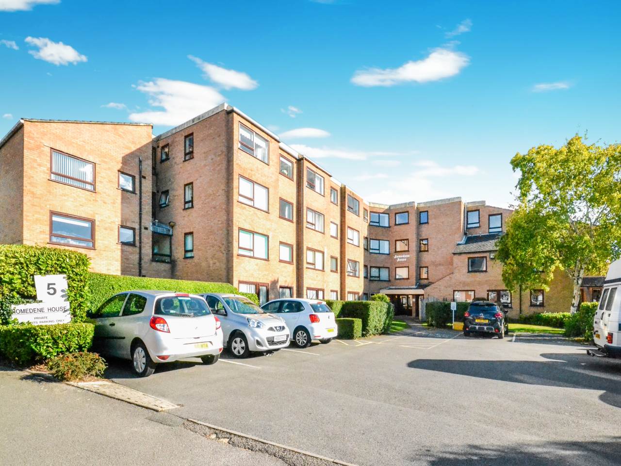 * RETIREMENT FLAT * WALKING DISTANCE TO TOWN CENTRE & POOLE PARK * ONE BEDROOM * FIRST FLOOR * LIFT TO ALL FLOORS * COMMUNAL LOUNGE * COMMUNAL LAUNDRY ROOM * PETS ALLOWED * VENDOR SUITED *
