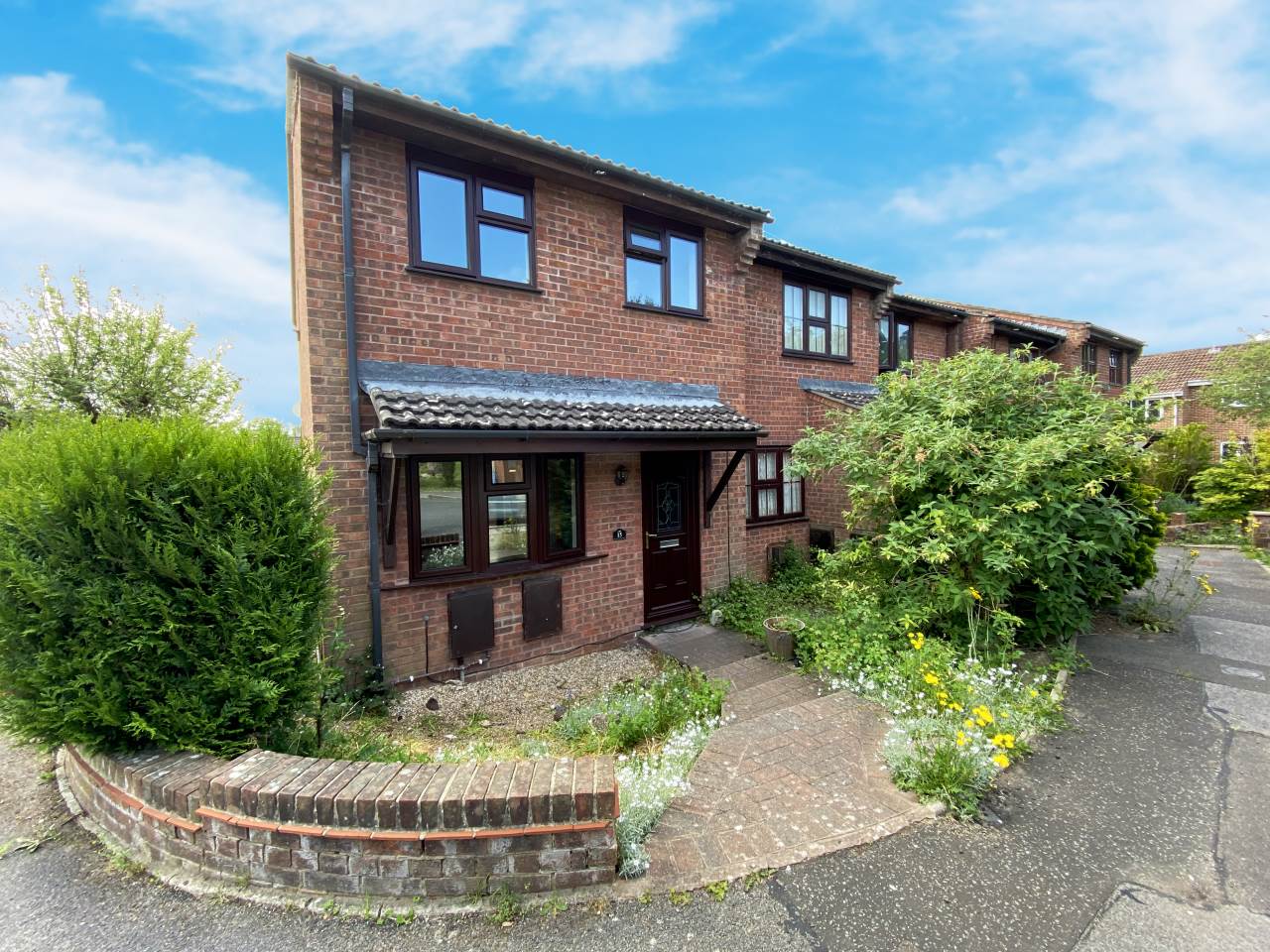 NO CHAIN!!.. END TERRACE HOUSE * THREE BEDROOMS * SPACIOUS LOUNGE/DINING ROOM * CONSERVATORY * PRIVATE GARDEN * TWO ALLOCATED OFF ROAD PARKING SPACES * CUL DE SAC LOCATION