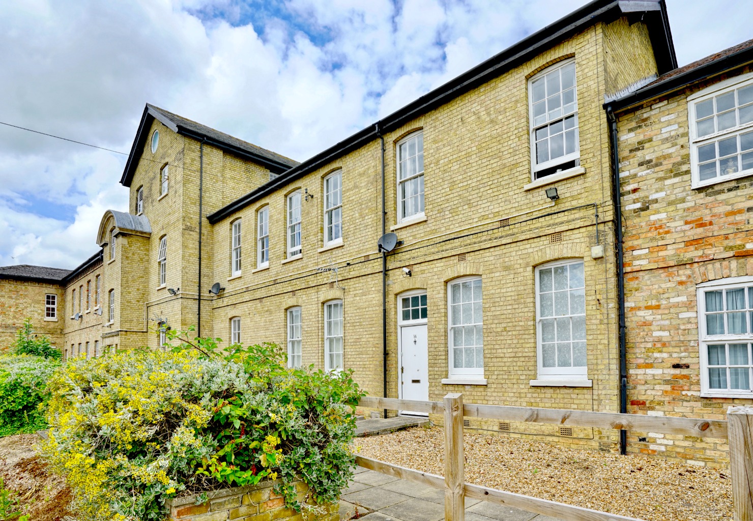 1 bed ground floor flat for sale in Linclare Place, St. Neots - Property Image 1