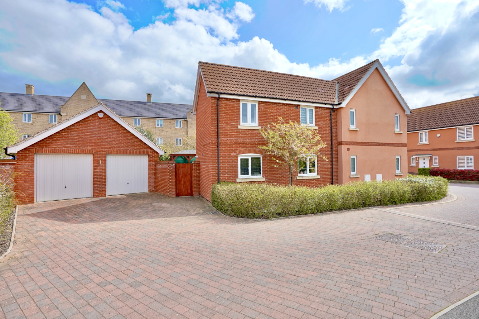 4 bed detached house for sale in Daffodil Close, St. Neots - Property Image 1