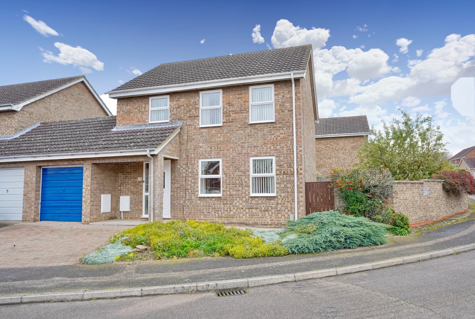Giggs and Company are pleased to offer this spacious four bedroom home set in a large corner plot in a quiet cul-de-sac. The property has a spacious lounge/diner, ground floor wc, single garage and ample parking. Don't miss out and contact us to arrange your viewing...