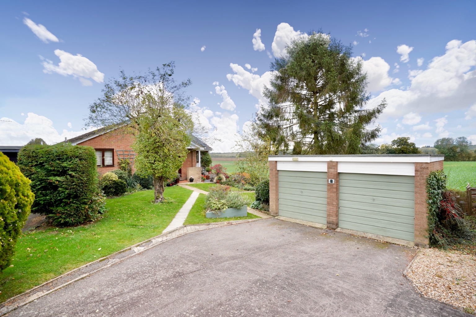We’re delighted to offer this stunning four bedroom detatched bungalow situated in the picturesque and desirable village of Ellington, which is close to the towns of Huntingdon and St Neots, and benefits from excellent links to London and the North.   The accommodation offers an entrance hall/porch,