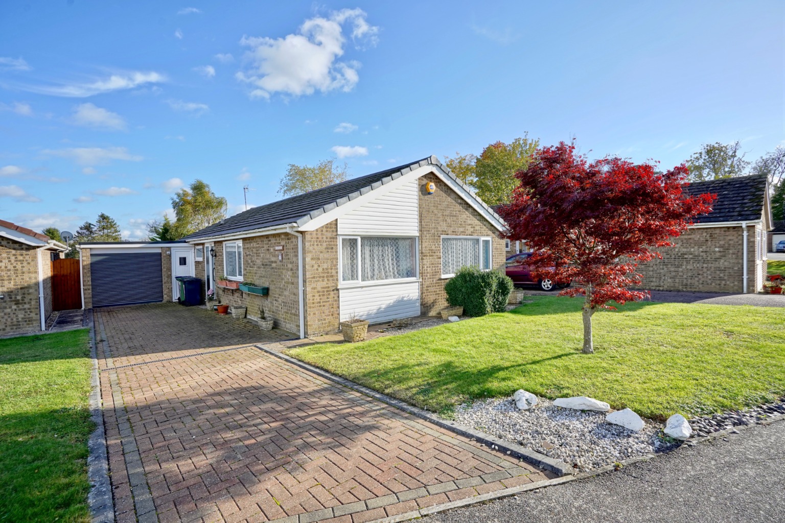 Set in a quiet cul-de-sac is this detached bungalow in need of some modernisation within walking distance to Grafham Water with three good size bedrooms, single garage and driveway, good size rear garden and no onward chain