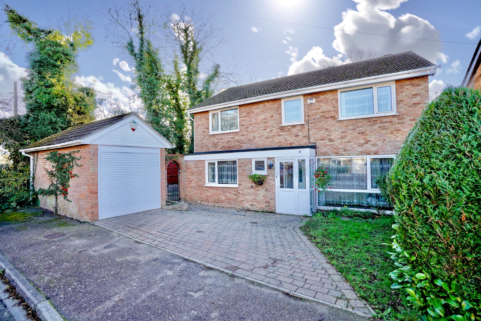 **GUIDE PRICE £450,000 - £475,000** Set in a quiet position in Eaton Socon is this spacious five bedroom family home. The property has ample parking and a single garage to the front and a spacious garden to the rear.
