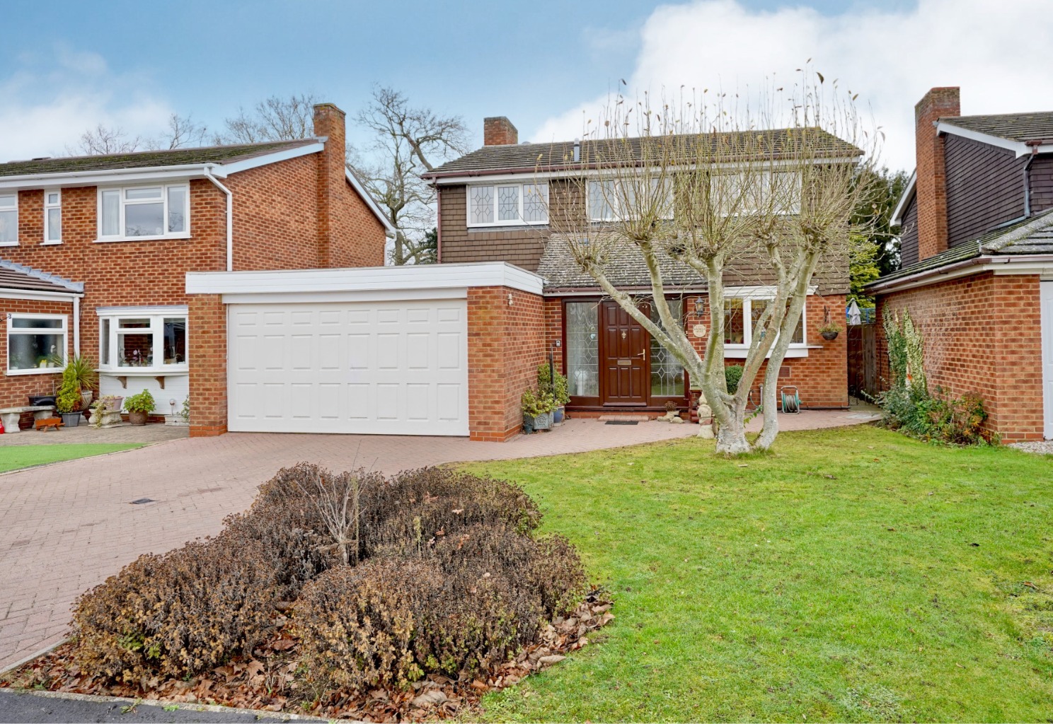 We are pleased to offer this spacious family home set in a quiet cul-de-sac in a popular area of St Neots. The property is close to St Neots train station, priory park and local secondary school. There is a double garage and driveway providing off road parking.