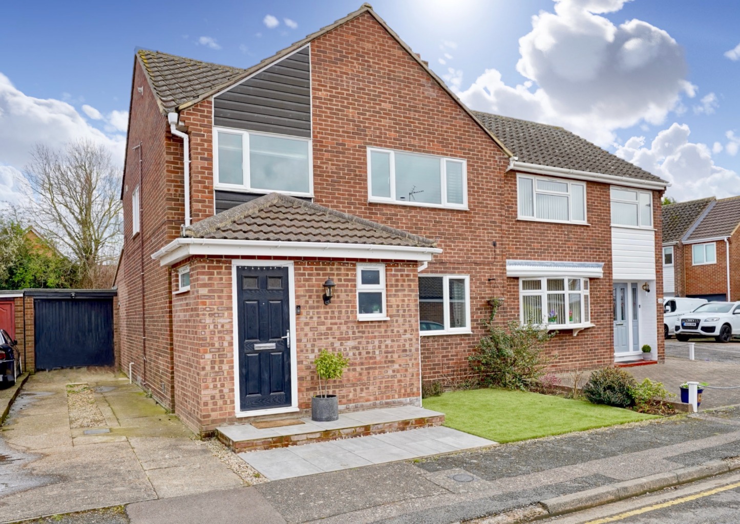 LOOKING FOR MOVE-IN READY, OPEN PLAN LIVING? Take a look at this extended three bedroom home in the ever popular ‘ Birdlands ‘ estate, situated just to the west of St Neots town centre. The location is ideal for both commuters and families, as the property is only a short walk to the main line...