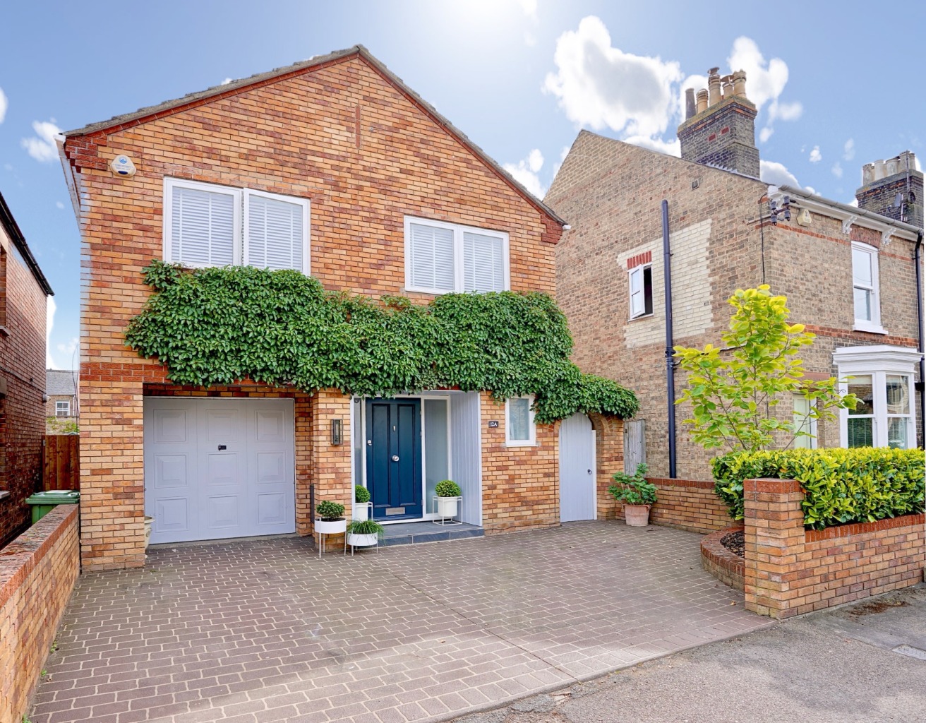 **OPEN HOUSE SATURDAY 28/5 2PM - 4PM CALL TO ARRANGE YOUR VIEWING TIME** STUNNING FOUR BEDROOM HOME** STONES THROW TO TOWN CENTRE** SPACIOUS KITCHEN/DINER WITH VAULTED CEILING AND EXPOSED OAK BEAMS** SOUTH FACING REAR GARDEN** SINGLE GARAGE AND DRIVEWAY**