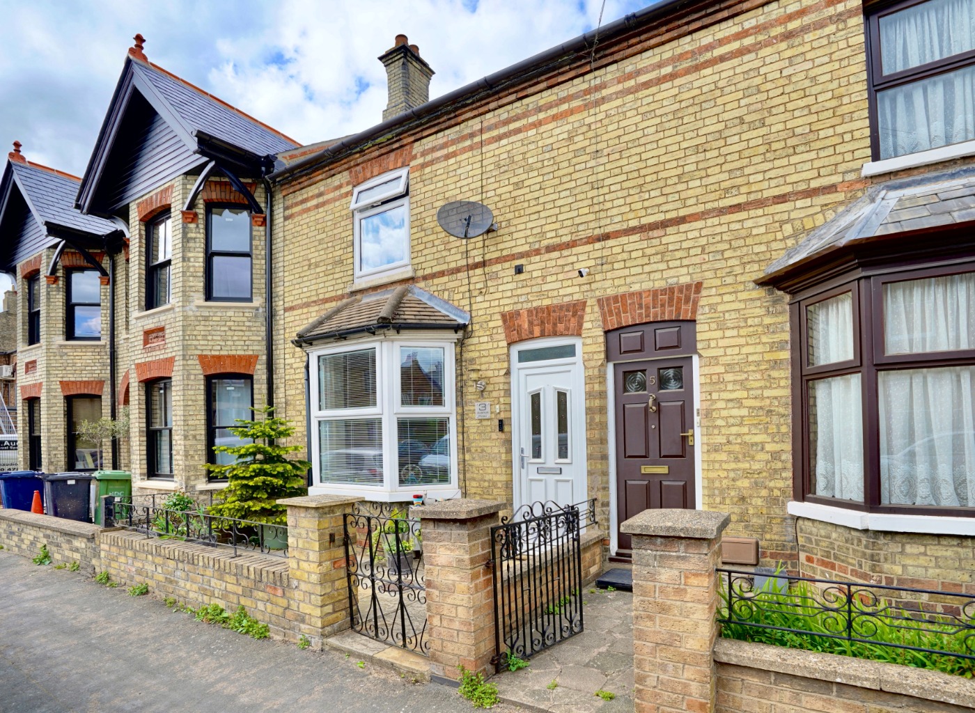 3 bed end of terrace house for sale in Avenue Road, St. Neots 0