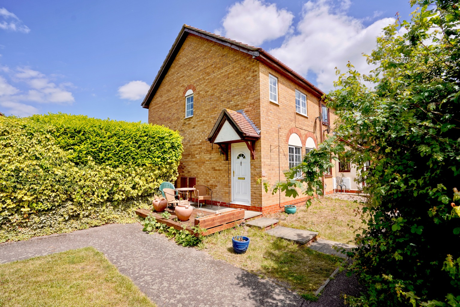 3 bed end of terrace house for sale in Lindisfarne Close, St. Neots, PE19