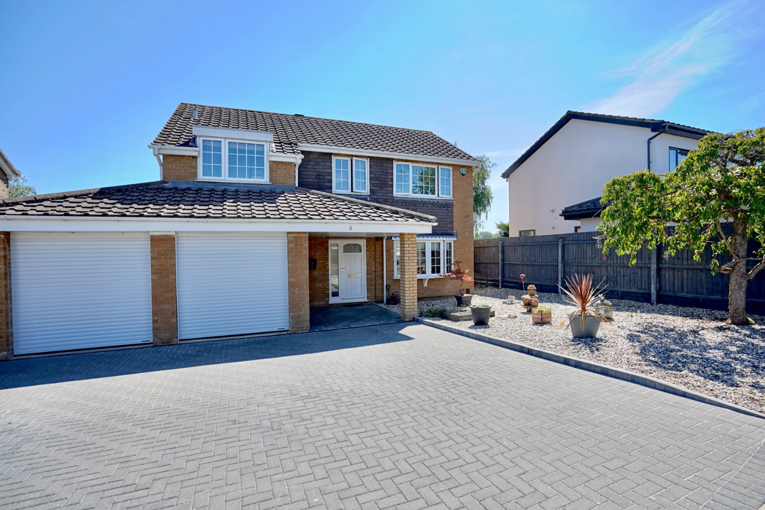 4 bed detached house for sale in Field Close, St. Neots - Property Image 1