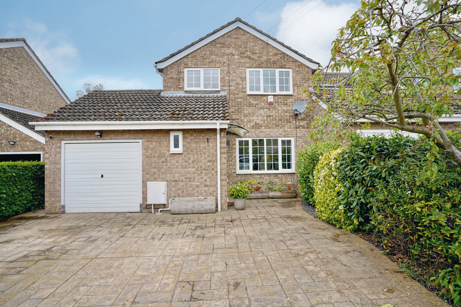4 bed detached house for sale in Staughton Place, St. Neots - Property Image 1