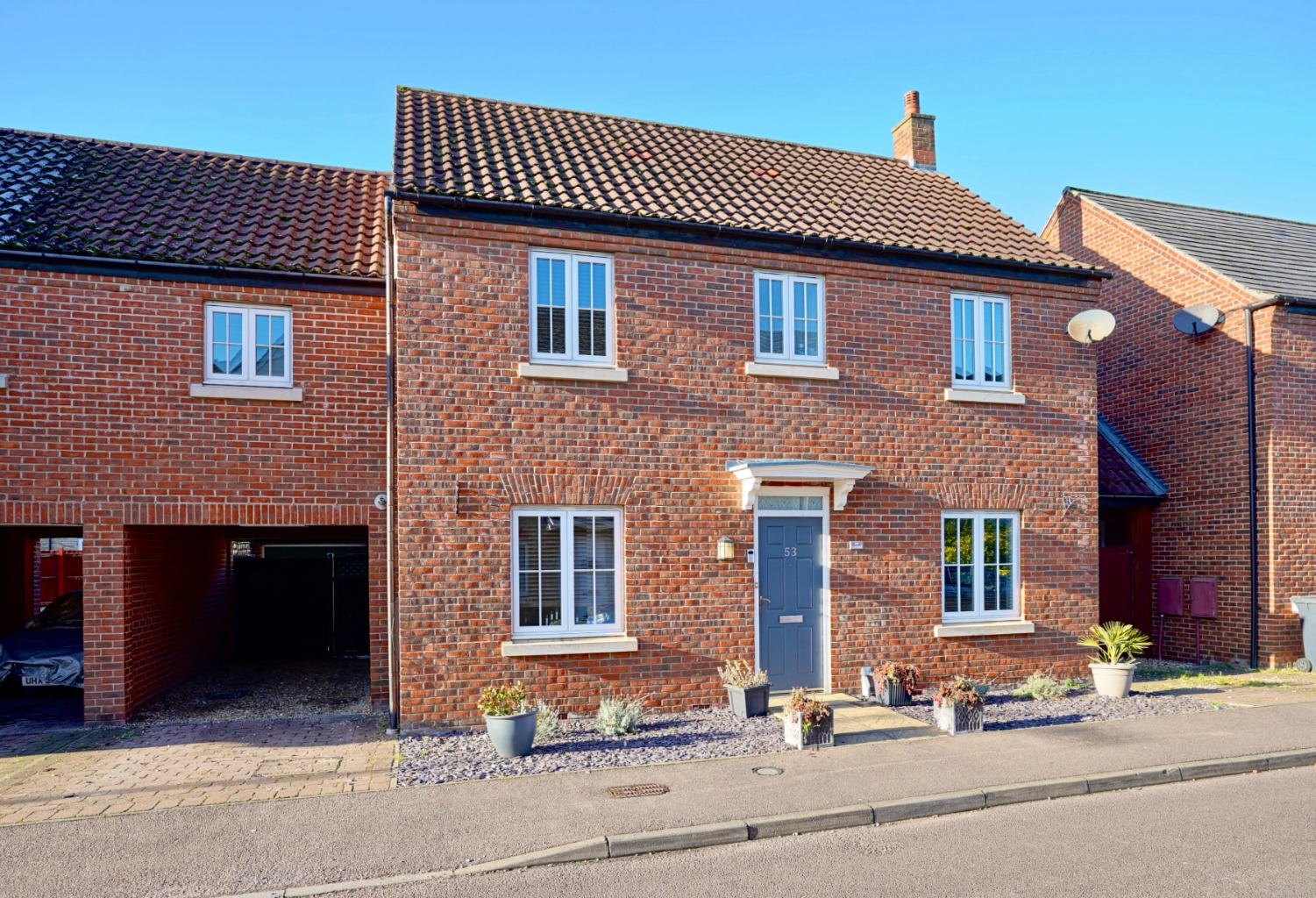 5 bed link detached house for sale in Chapman Way, St. Neots - Property Image 1