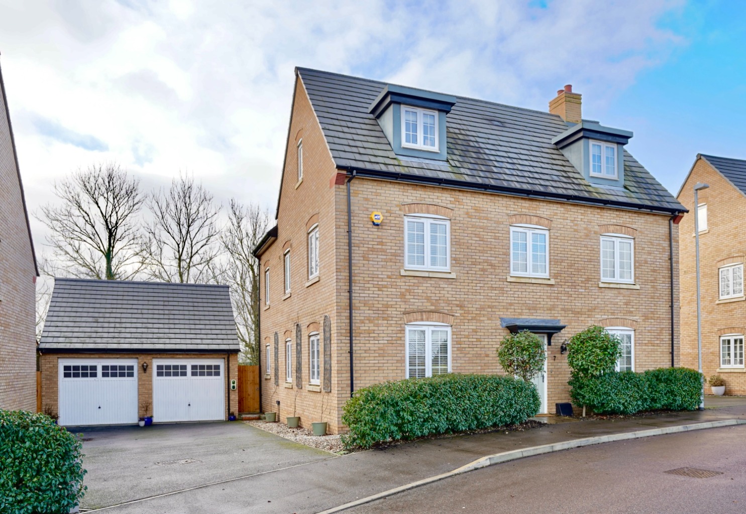 5 bed detached house for sale in Hare Meadow, Bedford  - Property Image 1