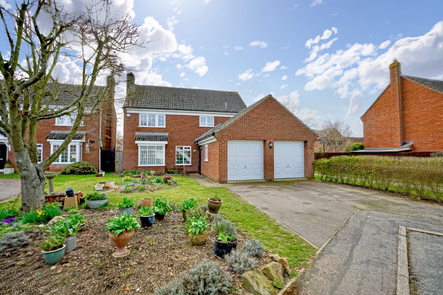 4 bed detached house for sale in Bilberry Close, St. Neots - Property Image 1