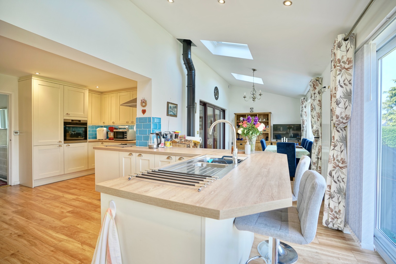 5 bed detached house for sale in Armstrong Close, Huntingdon  - Property Image 5