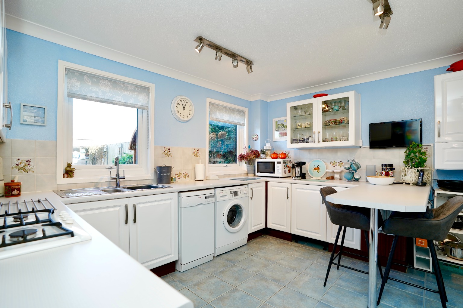 3 bed terraced house for sale in Bushmead Road, St Neots  - Property Image 2