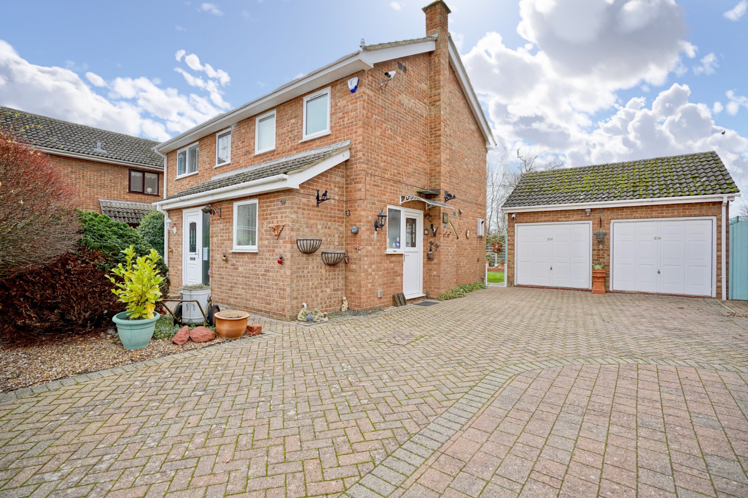 3 bed detached house for sale in Town Orchard, St Neots  - Property Image 1