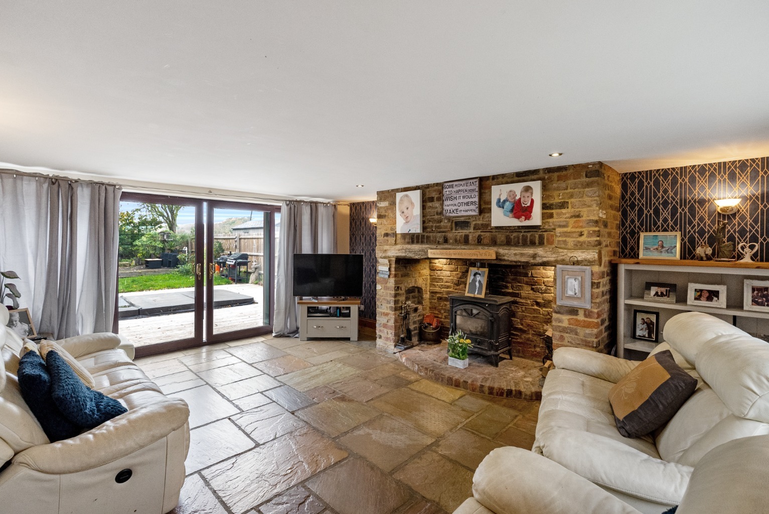 5 bed detached house for sale in Bushmead, Bedford  - Property Image 5