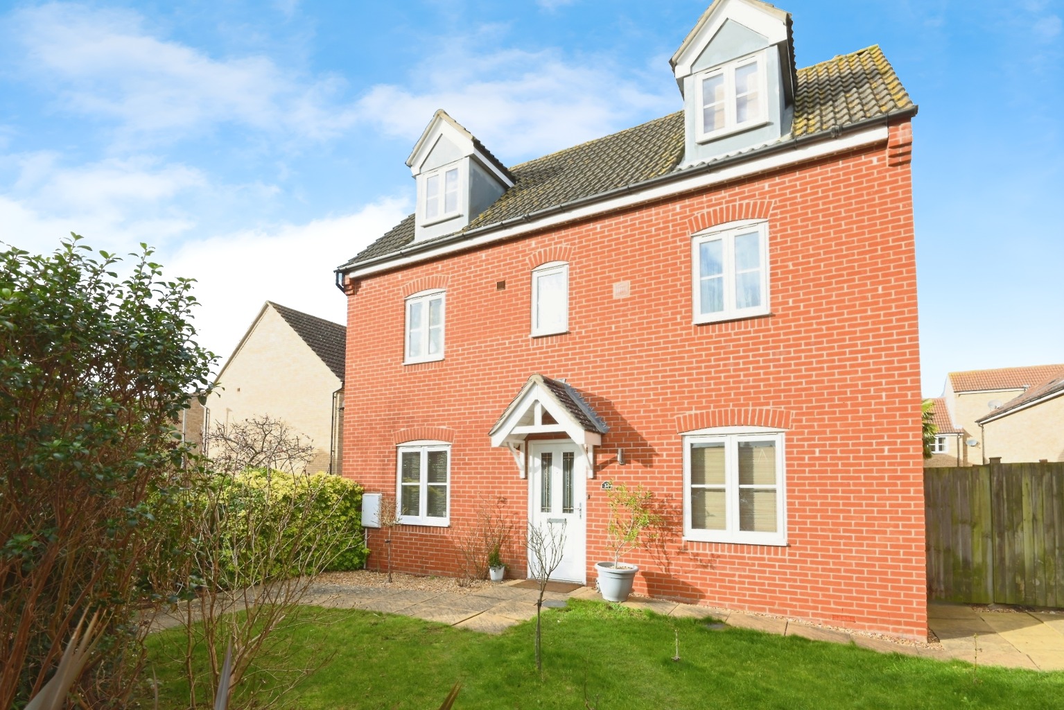 4 bed detached house for sale in Bevington Way, St Neots  - Property Image 1