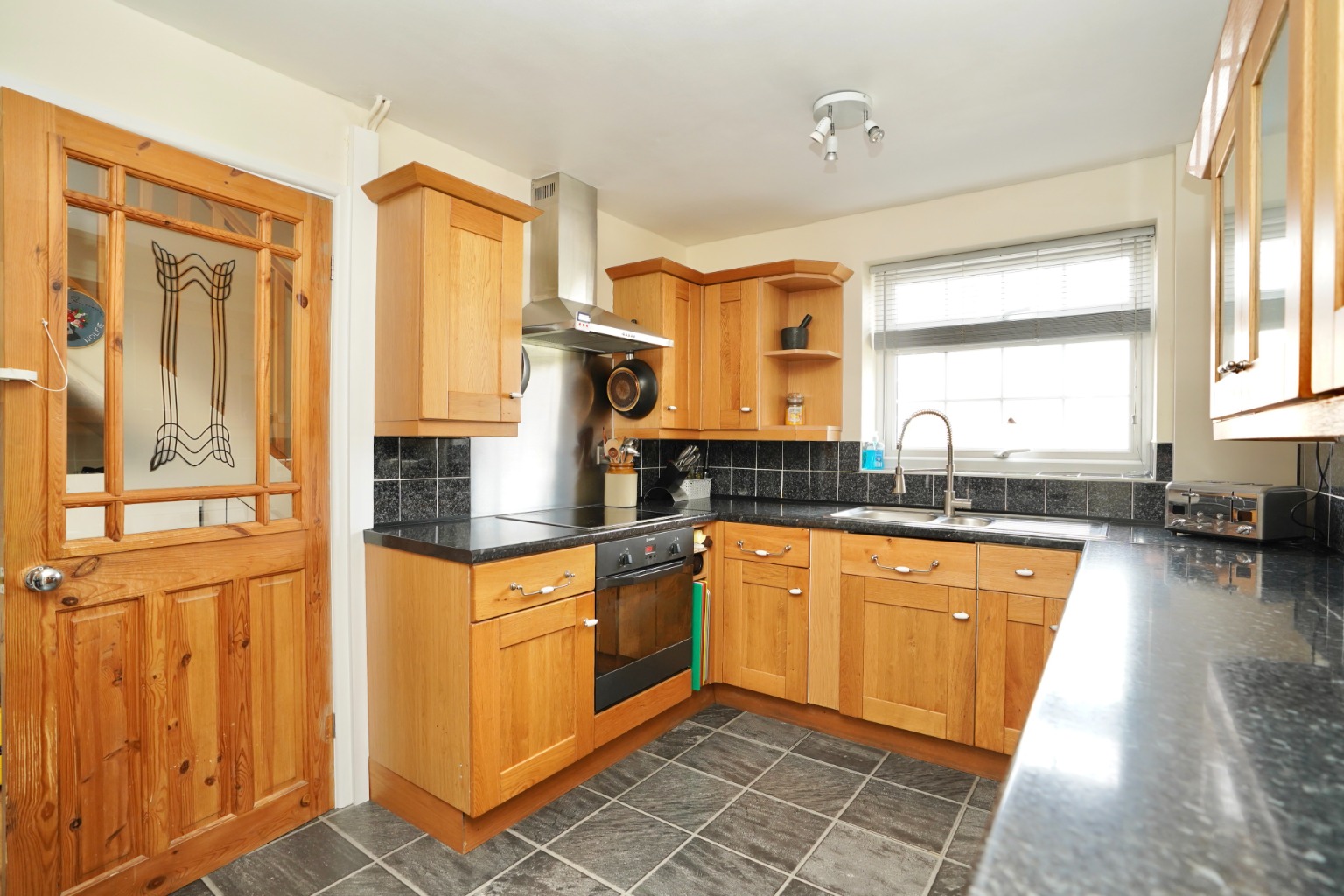 3 bed semi-detached house for sale in Gordon Close, St Neots  - Property Image 3