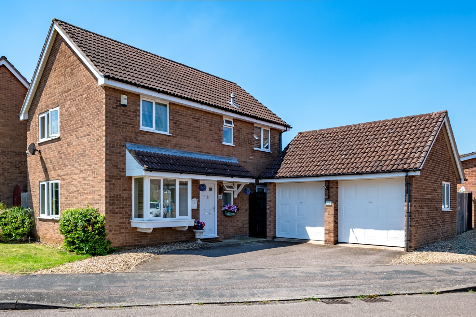 4 bed detached house for sale in Meadowsweet, St. Neots  - Property Image 1