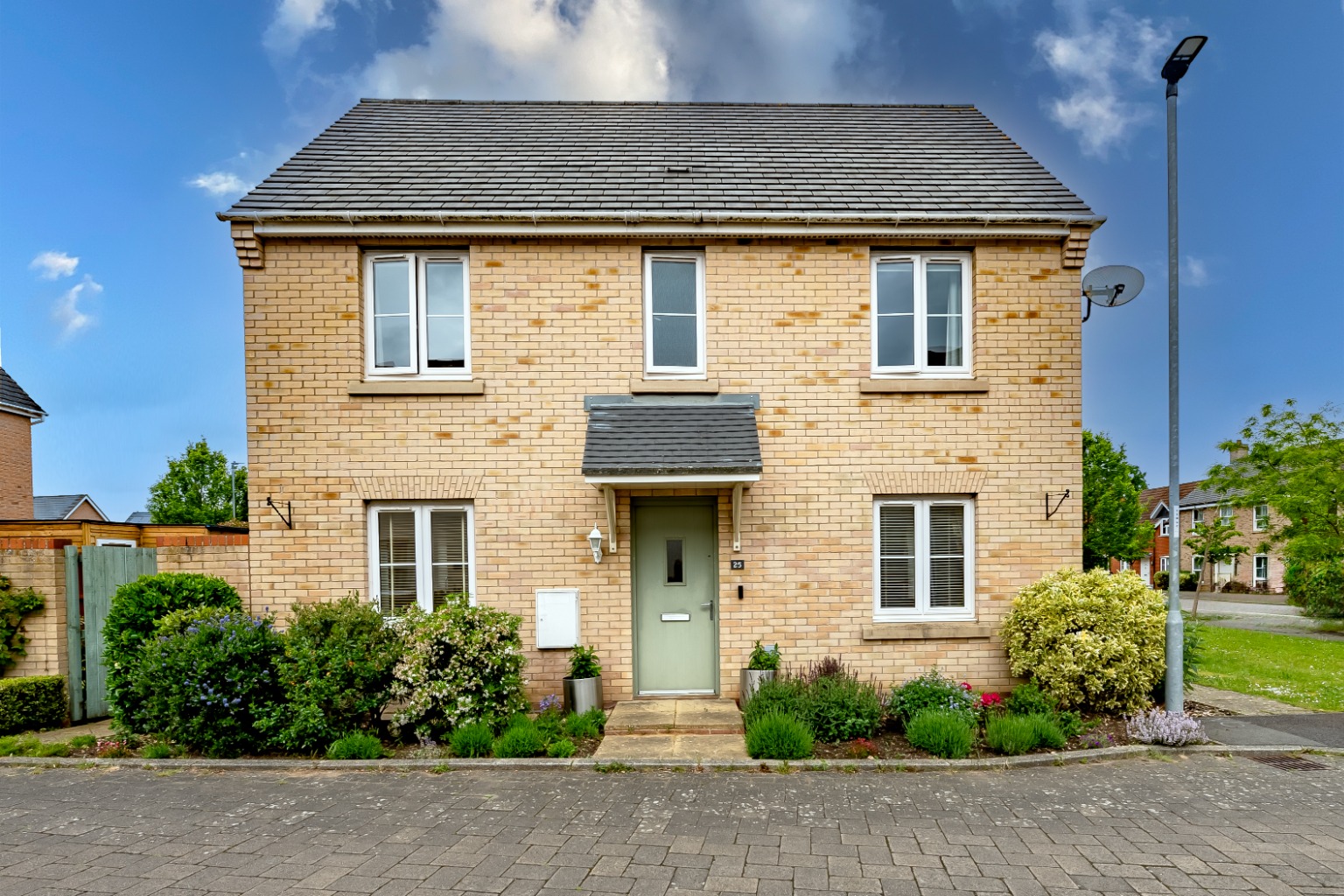 3 bed end of terrace house for sale in The Runnells, St. Neots - Property Image 1