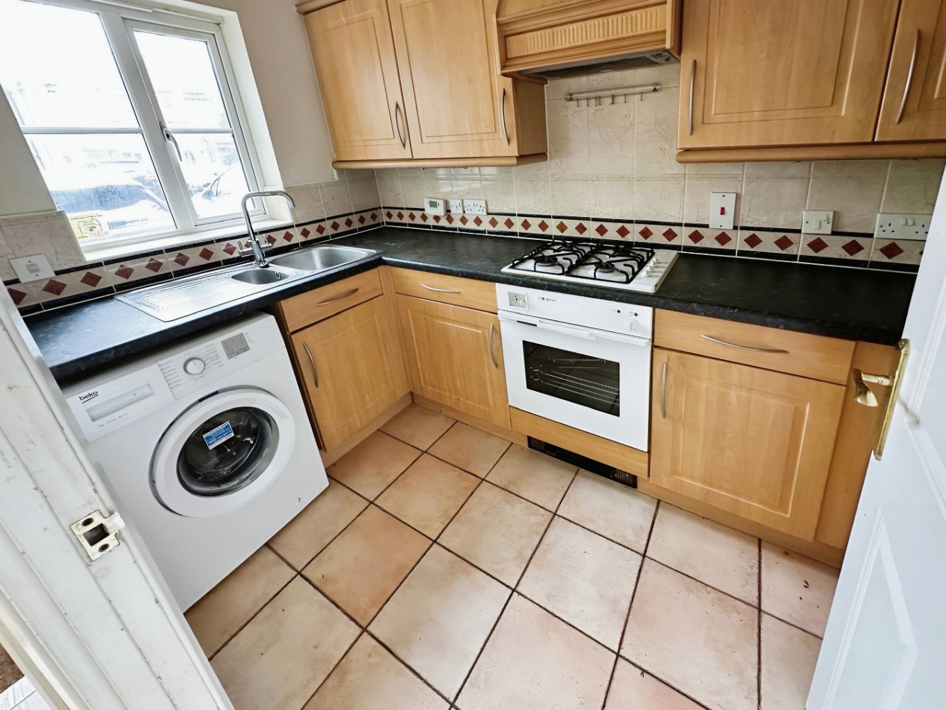 2 bed semi-detached house for sale in Garland Way, Leighton Buzzard  - Property Image 2