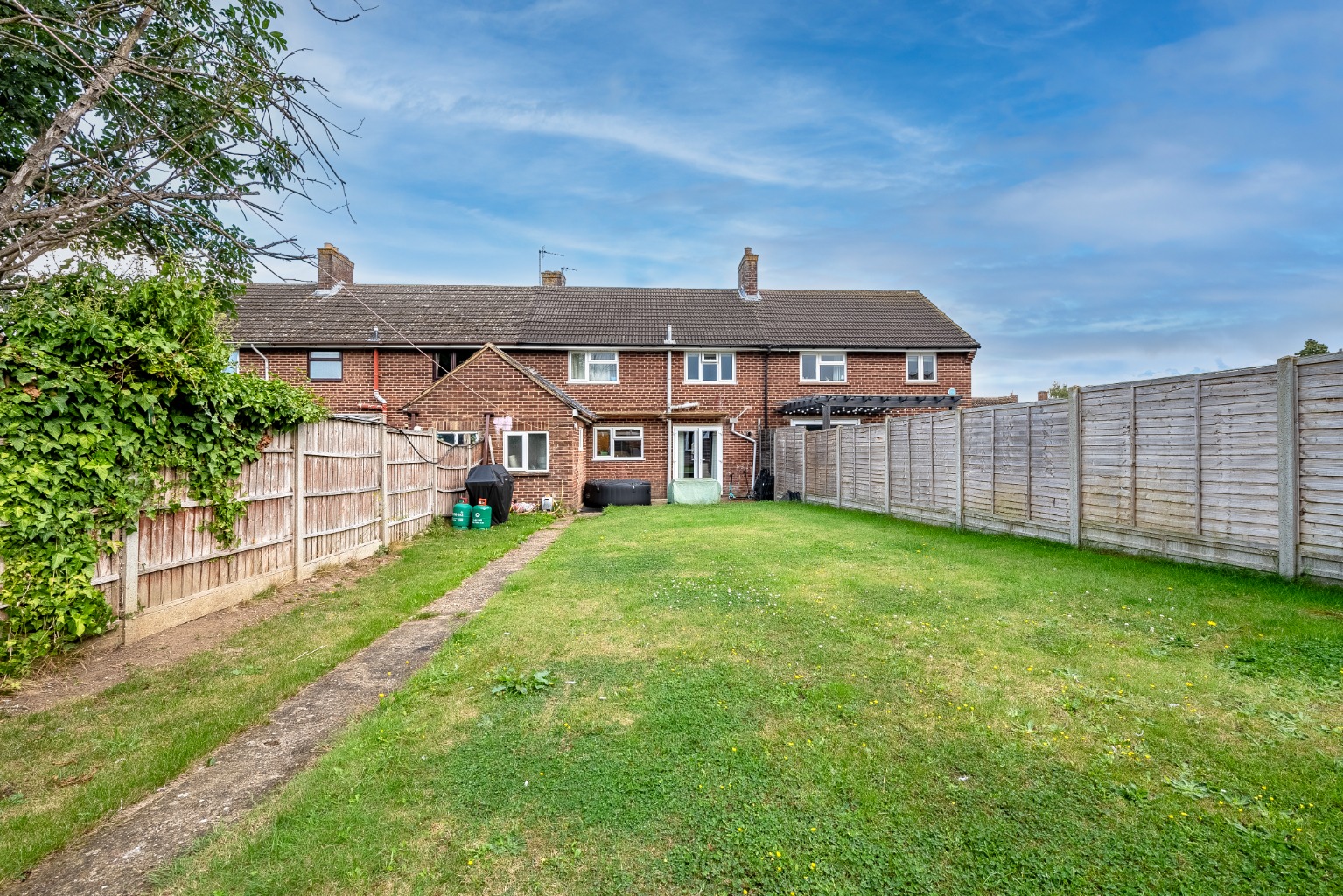 3 bed terraced house for sale in Queens Gardens, St. Neots  - Property Image 2