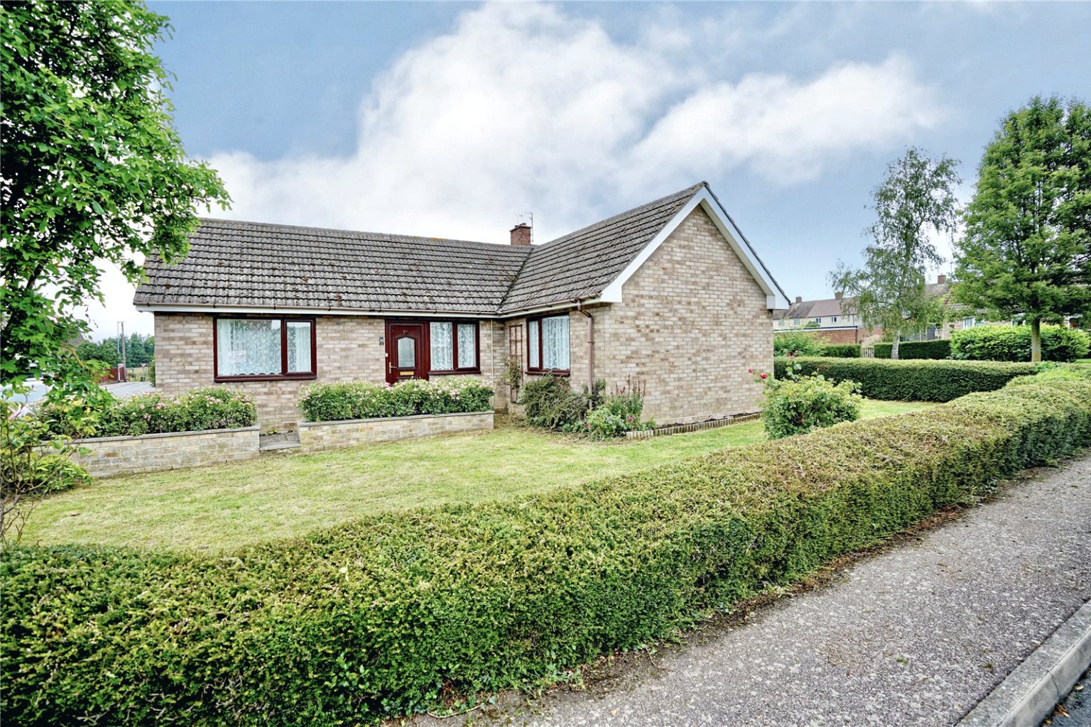 2 bed detached bungalow for sale in Brookside, St. Neots 0