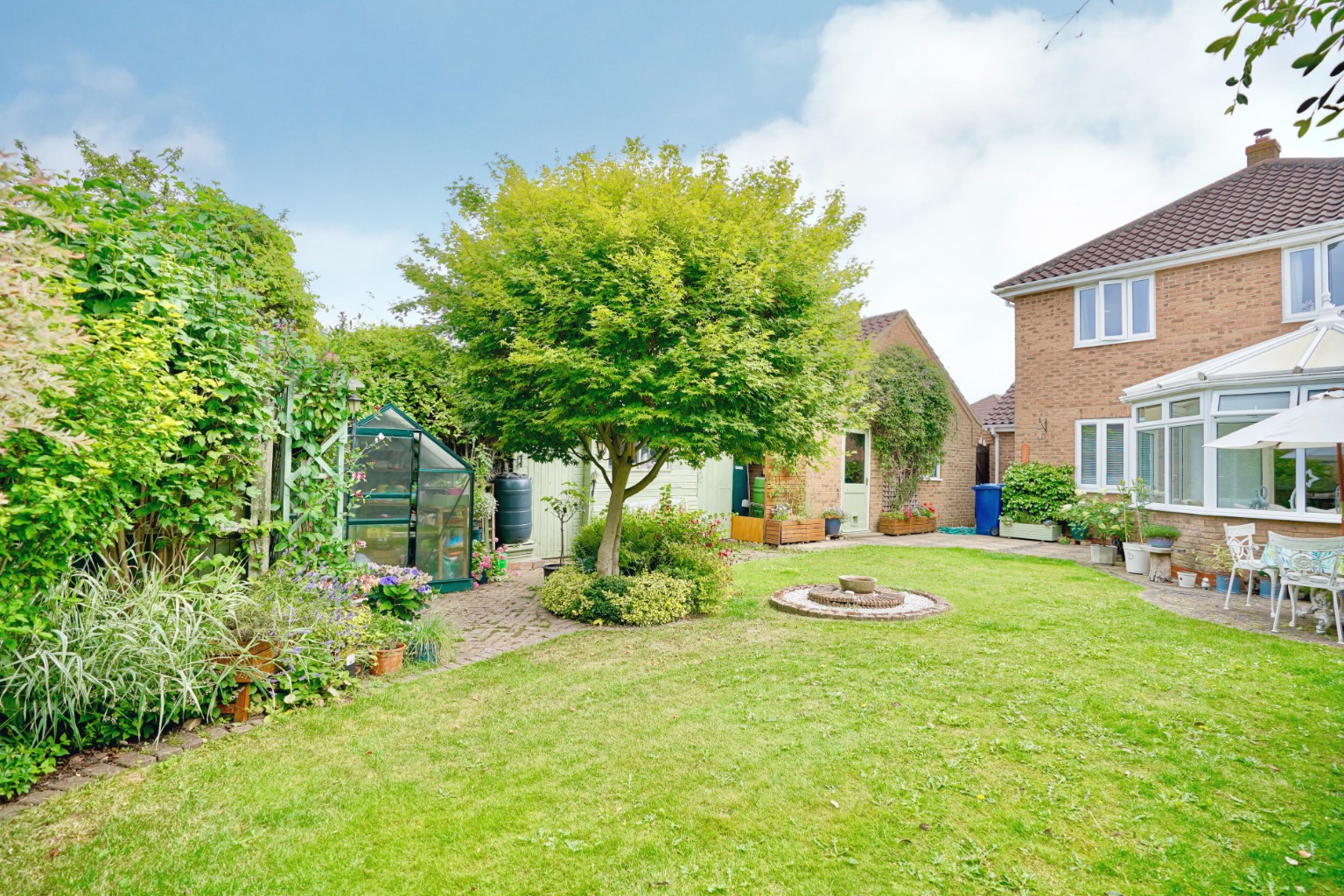4 bed detached house for sale in Alsyke Close, Huntingdon  - Property Image 1